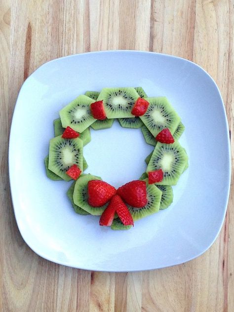 Strawberry Wreath, Decorações Com Comidas, Food Art For Kids, Dessert Aux Fruits, Christmas Fruit, Easy Food Art, Christmas Food Dinner, Christmas Brunch, Kid Food