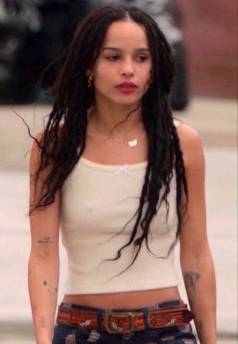 Zoë Kravitz as Rob in High Fidelity • Brandy Melville - Tank top Zoe Kravitz Style, Zoe Isabella Kravitz, Zoë Kravitz, Nyc Girl, Zoe Kravitz, Quirky Fashion, High Fidelity, Brandy Melville, Pretty Outfits