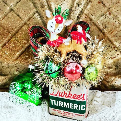 Spice Tins Christmas, Vintage Spice Tins Christmas, Spice Tins Repurposed, Decorated Tins, Tin Ideas, Antique Tins, Vintage Christmas Crafts, Tin Ornaments, Christmas Boxes