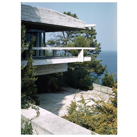 L A S C A L A | Villa La Scala, perched on a cliff in a spectacular position overlooking Lake Garda, was designed by Vittoriano Viganò in… Brescia Italy, Swimming Pool House, Vigan, Mid Century Architecture, Concrete House, Brutalist Architecture, Lake Garda, Brutalism, Beautiful Architecture