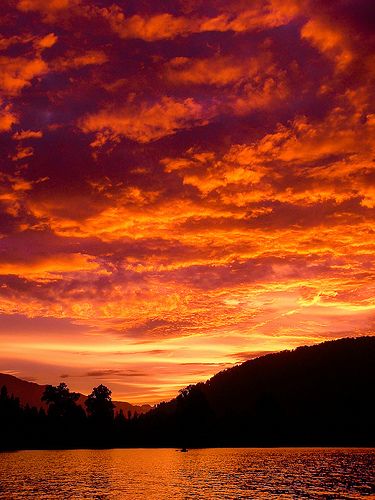 A Red Sunset - looks like burning heaven, really amazing " SON-SET " (11/22/13) A Spectacular occurance on the eve of Sonya's passing..... Red Sunset, Amazing Sunsets, Beautiful Sunrise, Sky And Clouds, Beautiful Sky, Sky Aesthetic, Beautiful Sunset, Amazing Nature, Orange And Purple