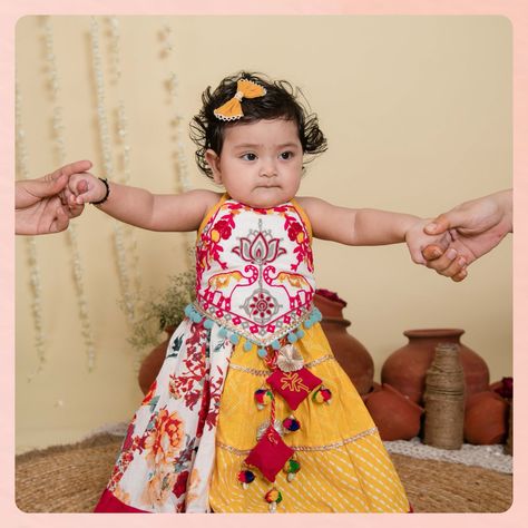 ✨ Red Floral Bandhani Flared Lehenga Choli ✨ Comfort meets style with Halemons! Designed for kids aged 0-10 years, our festive Chaniya Choli outfits are crafted from 100% pure Handloom fabric. Add a touch of festive vibes to your kid’s wardrobe and make this festive season special with Halemons. 🎉👶 #halemons #halemonskids #festiveseason #festive2024 #newcollection #rakhioutfit #rakhi2024 #navratri2024 #rakhicelebration #ethnicwear #festivefashion #indianfestivewear Kids Navratri Outfits, Chaniya Choli For Kids, Flared Lehenga, Handloom Fabric, Chaniya Choli, Lehenga Choli, Festival Wear, Festive Season, Red Floral