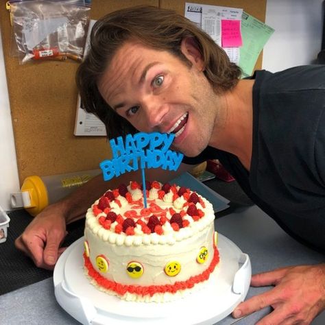 Just Jared Padalecki (@Team_SamW) / Twitter Jared Padalecki Birthday, Sweet Birthday Wishes, Harvey Wallbanger, Supernatural Cw, Dean Forester, Supernatural Pictures, Sweet Birthday, It S My Birthday, Good Old Days