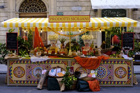 05/08/2020 - Second stage in Caltagirone. "Stand" set up with Sicilian citrus excellences within the itinerant project of the Sicilian Region, with the creative direction of Dolce & Gabbana - Distretto Produttivo Agrumi di Sicilia Spanish Lunch, Sicilian Decor, Italian Party, Drinks Bar, Como Wedding, Sicilian Lemon, Lake Como Wedding, Candy Buffet, Bar Drinks