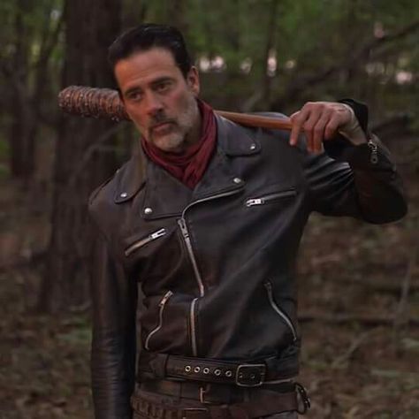 Jeffrey Dean Morgan Negan, Negan Walking Dead, Negan Twd, Meme Comics, Suede Leather Jacket, Jeffrey Dean, Fear The Walking, Carl Grimes, Jeffrey Dean Morgan