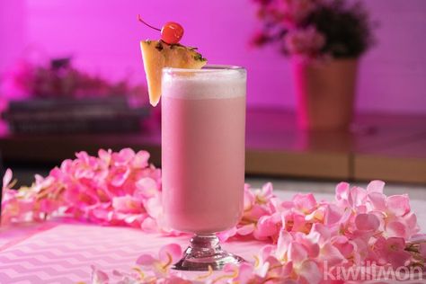 ¿Estás en busca de un coctel dulce y refrescante? ¡En kiwilimón tenemos la opción perfecta para ti! La pantera rosa es una bebida llena de sabor, fácil de preparar y muy económica, así que no lo pienses más y prepara la mejor pantera rosa de todas: ¡la de kiwilimón! Limoncello Cocktails, The Pink Panther, Craft Gin, Strawberry Daiquiri, Strawberry Sauce, Tropical Drink, Pink Panther, Frozen Drinks, Pink Panthers