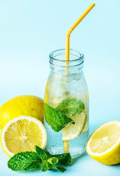 Healthy Pregnancy Snacks, Fat Burning Foods Belly, Pregnancy Snacks, Water Lemon, Lemon Diet, Body Detoxification, Infused Water Recipes, Fruit Infused Water, Lemon Mint