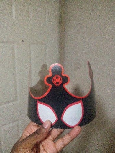 Marvel Senior Crown, Senior Crown Ideas Spiderman, Spider Man Senior Crown, Spiderman Senior Crown, Senior Crown Ideas For Boys, Senior Year Diy, Boy Crown, Senior Crowns, Senior Crown