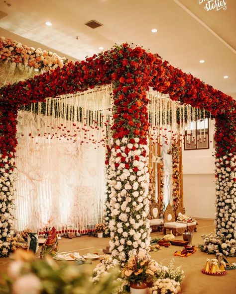 Mandap Ideas Indoor, Reception Hall Decorations Indian, Gazebo Mandap Decor, Simple Marriage Decoration, Simple Mandapam Decoration Marriage, Vidhi Decoration, Marriage Hall Decoration Indian Simple, Phere Mandap Decoration, Indoor Mandap Decor Indian