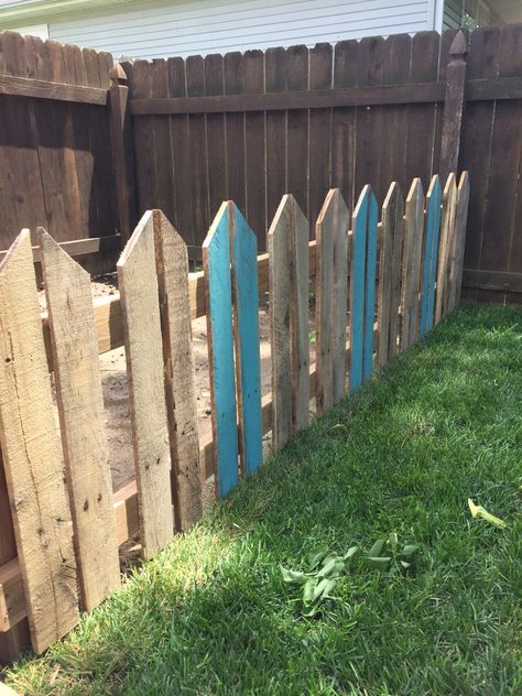 Diy pallet fence I created Backyard Fence Lighting, Beginners Garden, Fence Diy, Glass Fence, Small Fence, Natural Fence, Cheap Fence, Backyard Fence, Brick Fence