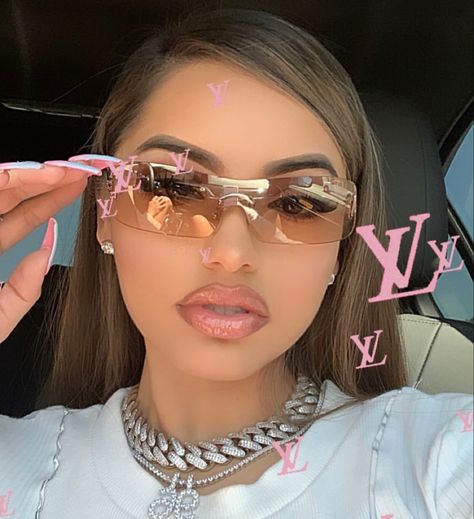 Pinterest | ✨𝓪𝓼𝓱𝓵𝓮𝔂𝓷𝔁𝓸𝔁𝓸✨ #shades #glasses #beauty Sunglasses For Your Face Shape, Cute Sunglasses, Cool Sunglasses, Baddie Hairstyles, 2000s Fashion, Soft Girl, Baddie Outfits, Glasses Fashion, Aesthetic Girl