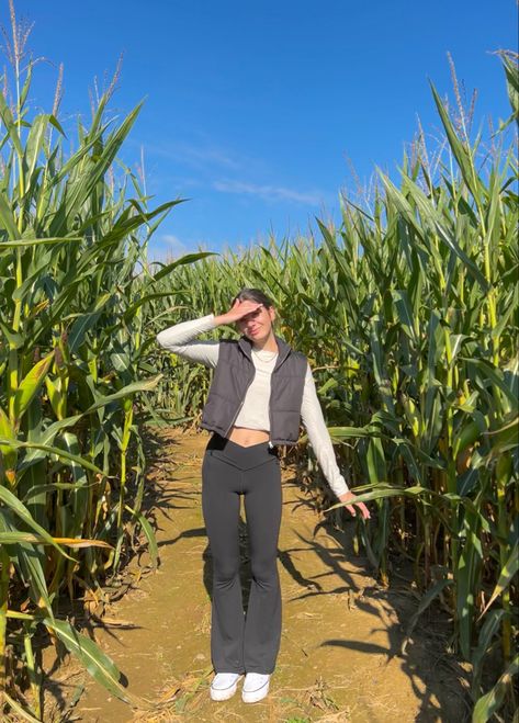 Corn Maze Poses, Fall Festival Pictures, Fall Inspo Instagram, Corn Maze Instagram Pictures, Cute Corn Maze Outfits, Haunted Corn Maze Outfit, Fall Poses For Instagram Standing, Pictures In Corn Field, What To Wear To A Corn Maze