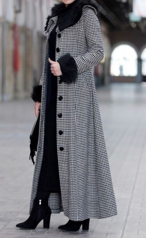 Long Trench Coat Women, Long Dress Coat, Long Coat For Women, Trench Coats Women Long, Womens Dress Coats, Velvet Dress Designs, Stylish Winter Outfits, Long Overcoat, Long Coats