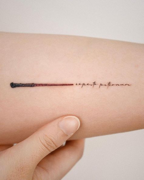 Expecto Patronum Tattoo, Tort Harry Potter, Harry Tattoos, Wand Tattoo, Hp Tattoo, Bookish Tattoos, Buku Harry Potter, Harry Potter Tattoos, Harry Potter Tattoo