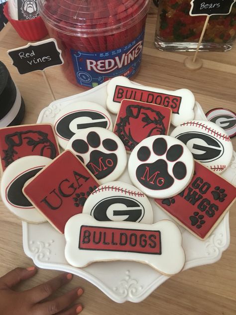 University of Georgia cookies ❤️ Uga Graduation Party, Class Reunion Cake, Bulldog Cookies, Law School Party, Softball Cookies, College Cookies, Uga Graduation, Sports Cookies, Football Cookies