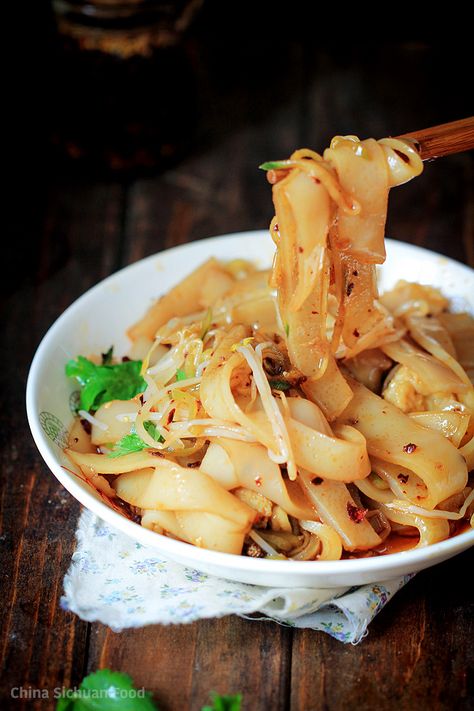 A famous traditional Xi'an dish--Liangpi. Homemade noodle from wheat starch (gluten washed out). With a combined spicy sauce Fold Dumplings, Mai Fun, Sichuan Food, Red Oil, Minced Pork, Asian Noodle Recipes, Boba Pearls, Cold Noodles, Scallion Pancakes