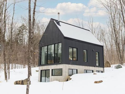 Scandinavian Cabin Exterior, Scandinavian Cabins, Scandinavian Cottage Style, Scandinavian Cabin, Scandinavian Cottage, Slope House, Cabin Exterior, Contemporary Cottage, Barn Style House