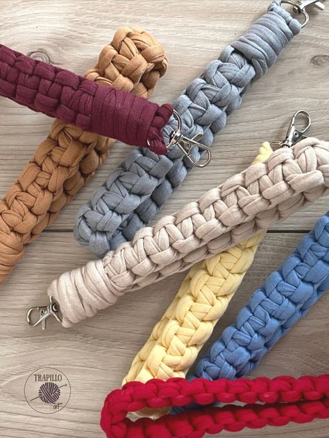 Tshirt Yarn Ideas, Crochet Shirt Yarn, T Shirt Yarn Keychain, T Shirt Yarn Projects Ideas, Tshirt Yarn Crochet Ideas, T Shirt Yarn Ideas, Crochet With Tshirt Yarn Projects, Tshirt Yarn Crochet Patterns, Functional Crochet Projects