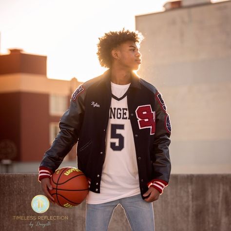 Senior Basketball Photography, Senior Pictures For Boys, Basketball Pictures Poses, Boy Senior Portraits, Basketball Senior Pictures, Senior Portrait Outfits, Senior Portraits Male, Senior Photos Boys, Senior Boy Photography