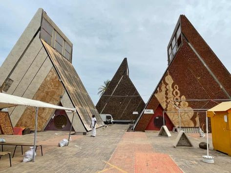 Funky Architecture, Underground Lake, Futurism Architecture, Senegal Travel, Africa Architecture, Kaira Looro, Africa Beauty, Cactus Tree, Solar City