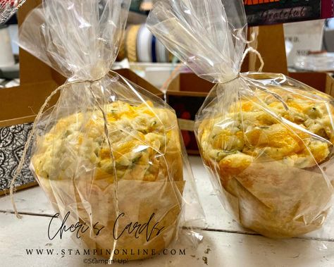 Packaging Muffins For Bake Sale, Muffin Gift Packaging, Packaging For Muffins, How To Wrap Muffins For Gift, Muffin Packaging Ideas Bake Sale, How To Package Muffins For Gifts, Muffin Wrapping Ideas, Muffins Packaging Ideas, Muffin Gift Basket