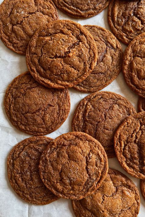 Super chewy and perfectly spiced, these one bowl, no-chill ginger cookies are like gingersnaps, but better. They’re crisp on the outside, chewy on the inside and packed with warming spices and cozy flavours! | #cookies #gingercookies #molassescookies #christmasbaking #holidaybaking #christmascookies Spiced Gingerbread Cookies, Ginger Soft Cookies, Super Chewy Cookies, Ginger Snaps Cookies Recipe, Honey Ginger Cookies, Chewy Ginger Snap Cookies, Stem Ginger Cookies, Ginger Molasses Cookies Chewy, Ginger Cookies Chewy