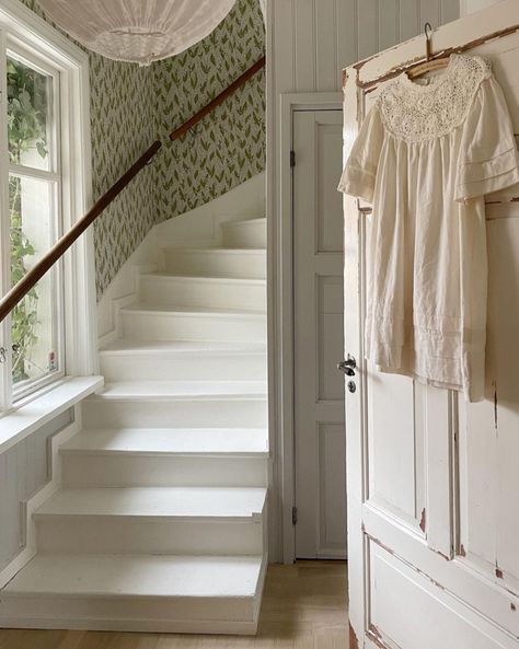 Swedish House Interior, Swedish Cottage Interior, Best Carpet For Stairs, Scandinavian Country Style, Swedish Summer House, Swedish Country House, Swedish Homes, Swedish Houses, Scandinavian Cottage