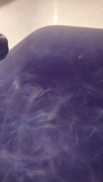 ࿊ Bath Bomb Water, Bath Goals, Purple Bath, Bath Aesthetic, Lush Bath, Lush Products, Lush Cosmetics, Bath Art, Your Crazy