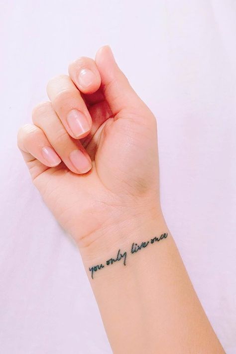 16 Permanent Reminders to Live in the Moment Small Symbol Tattoos, Inspiring Quote Tattoos, Tattoo Foot, Small Finger Tattoos, Small Quote Tattoos, Meaningful Tattoo Quotes, Estilo Kylie Jenner, Small Tattoos With Meaning, Small Tattoos Simple