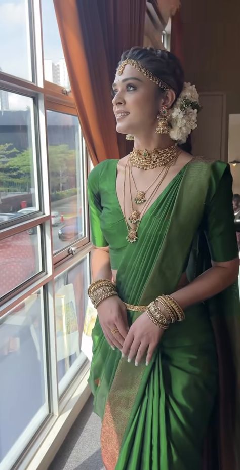 Golden Saree With Green Blouse, Green Saree Bride, Green Saree Wedding, Simple Engagement Looks For Indian Bride, Green Wedding Saree, Sruthi Jayadevan, Kerala Wedding Saree, Green Blouse Designs, South Indian Wedding Saree