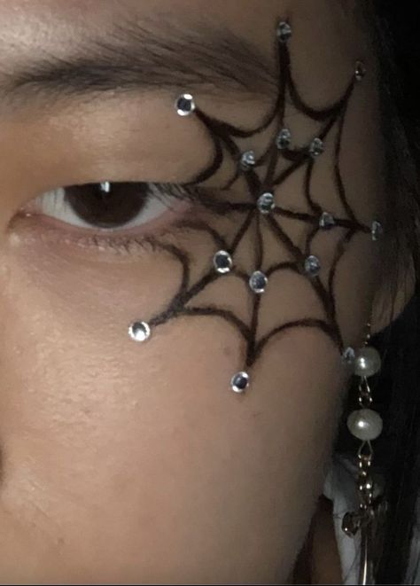 Goth Euphoria Makeup, Halloween Spiderweb Makeup, Spiderweb Makeup Eye, Spiderweb Face Paint, Eyeliner Spiderweb, Black Star Makeup, Cobweb Eyeliner, Spiderweb Eye Makeup, Spider Eyeliner