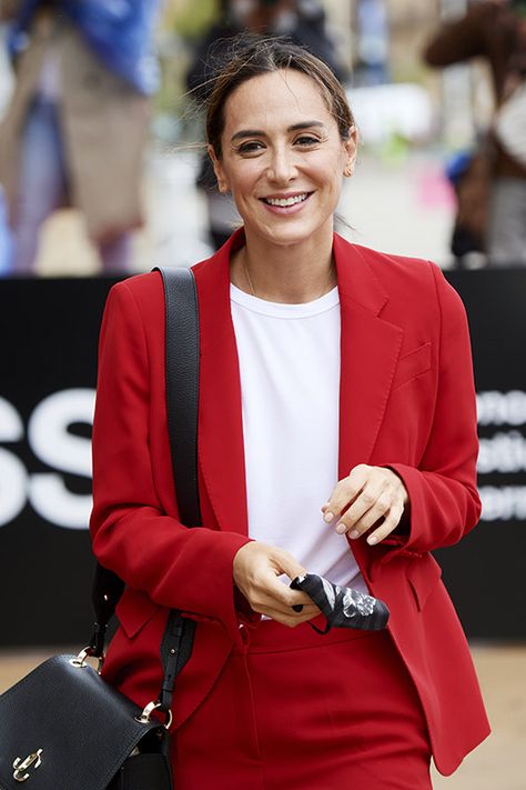 Tamara Falcó debuta en San Sebastián (y vas a querer copiarle su look de alfombra roja) - Foto 1 Work Style, San Sebastian, Tailored Jacket, Carolina Herrera, Work Fashion, Moda Fashion, Old Money, Jacket Tops, Color Mixing