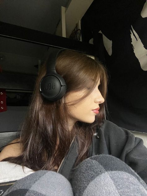 Small Headphones Aesthetic, Headphone Aesthetic Girl, Headphone Selfie Ideas, Headphone Girlies, Headphone Hairstyles, Beige Headphones, Jbl Headphones Outfit, Girl Wearing Headphones, Hoodie Headphones