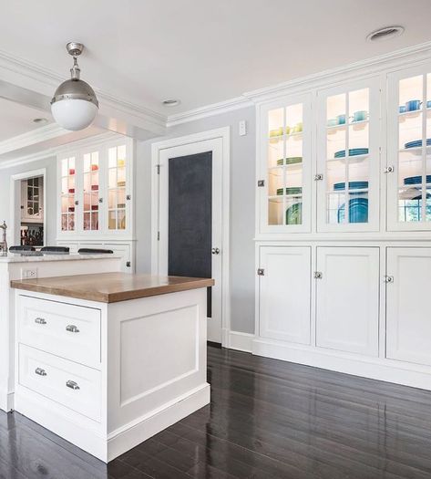 First things first when stocking a new kitchen: A color-blocked wall of Le Creuset. 📸 from Instagram: @design_nj and @deanluis, design by @shelley.cekirge Le Creuset Display, Cookware Display, Hint Water, French Style Kitchen, Color Block Wall, Le Creuset Kitchen, Le Crueset, Le Creuset Colors, Le Creuset Cast Iron