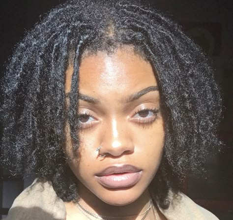 Girls With Dreads, Girls With Locs, Dreads Girl, Dreadlock Hairstyles For Men, Short Locs Hairstyles, Dreadlock Hairstyles, Locs Hairstyles, Afro Hairstyles, Aesthetic Hair