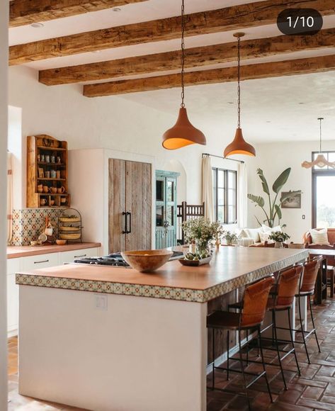 Mexico House Ideas Interiors, Mexican Kitchen Decor Ideas, New Mexico Style Home, Modern Mexican Kitchen, Hacienda Style Kitchen, Arizona Kitchen, Spanish Style Home Interior, Hacienda Kitchen, Spanish Style Kitchen