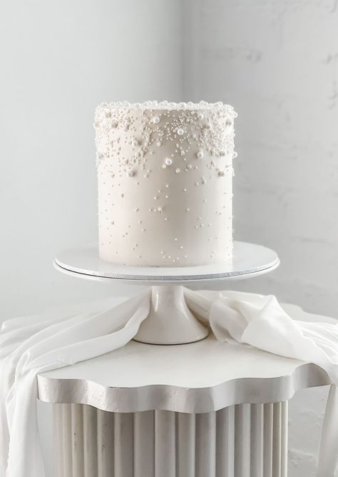 Minimalist White Cake, White Simple Cake, Wedding Cake One Tier, Minimalistic Wedding Cake, Minimal Wedding Cake, Wedding Cake Minimalist, Diamond Wedding Anniversary Cake, Minimalistic Cake, Minimalist Wedding Cake