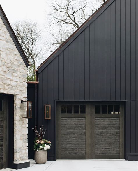 // g a r a g e Garage Guest House, Black Houses, Transitional Exterior, Farmhouse Architecture, Exterior House Paint Color Combinations, Barn Renovation, Cottage Exterior, Exterior Paint Colors For House, Modern Farmhouse Exterior