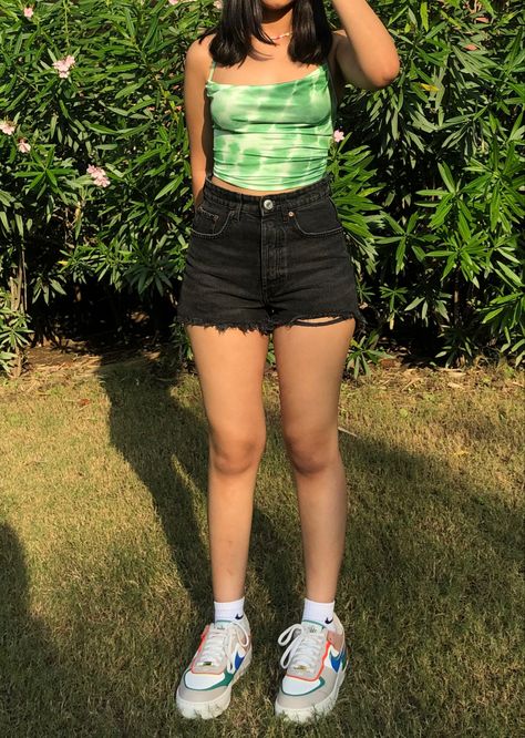 Maong Shorts Outfit, Poses In Shorts, Maong Shorts, Pic Poses, Dressing Sense, Cute Tumblr Pictures, Best Friends Shoot, Best Poses For Pictures, Stylish Blouse Design