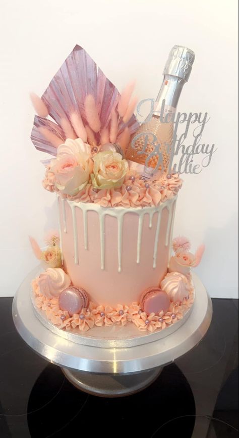 Torte Za 40 Rodjendan, 40 Birthday Ideas For Woman Turning 40 Cake, Prosecco Birthday Cake, Wine Theme Cakes, Prosecco Cake, 50th Birthday Cake For Women, Birthday Drip Cake, Small Birthday Cakes, Candy Birthday Cakes