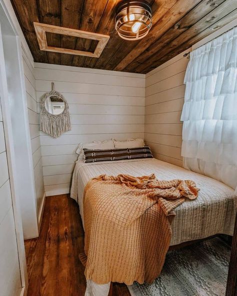 Farmhouse Shed, Shed Homes Interior, Shed House Interior, Shed Homes Ideas, Shed To House, Shed Conversion, Shed Tiny Home, Tiny Farmhouse, Shed Tiny House