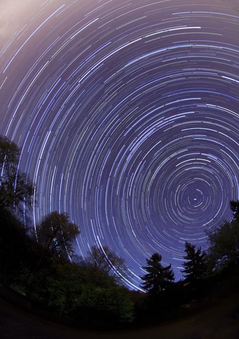 40 Outstanding Long-Exposure Photography Ideas and Techniques Star Long Exposure, Light And Dark Photography, Long Exposure Stars, Photographing Fireworks, Star Trails Photography, Trail Photography, Movement Photography, Long Exposure Photos, Light Painting Photography