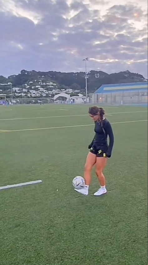 Soccer Shoes Aesthetic, Soccer Aesthetic Outfit, Soccer Player Aesthetic, Soccer Ball Aesthetic, Aesthetic Soccer Pics, Soccer Fit, Football Girl, Soccer Photos, Football Pics