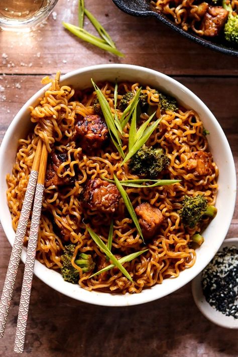 Quick and simple saucy vegan noodles with a rich soy ginger sauce, crispy tempeh, and homey broccoli florets. Crispy Tempeh, Broccoli Noodles, Peanut Butter Ramen, Soy Ginger Sauce, Garlic Butter Mushrooms, Vegan Noodles, Tempeh Recipes, Honey Ginger, Peanut Noodles