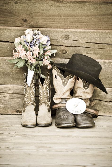 country wedding, would make a cute picture on the back of the invitation. Vestidos Country, Country Wedding Pictures, Country Wedding Photos, Cowgirl Wedding, Barn Wedding Photos, Country Barn Weddings, Cowboy Wedding, Wedding Boots, Groom Shoes