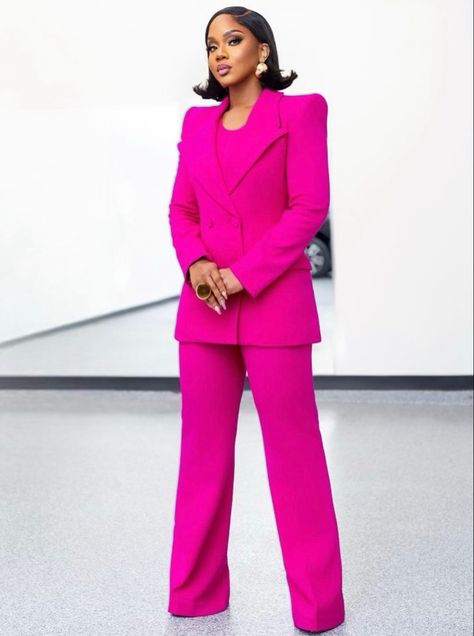 Chic Pink Sets For Workwear, Tailored Pink Pantsuit For Work, Pink Tailored Pantsuit For Office, Pink Women’s Suit, Sarah Jakes Roberts Fashion, Pink Pantsuit Black Woman, Pink Suits Women, Sarah Jakes, How To Wear Blazers