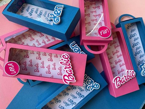 ArtzyZeyla en Instagram: “Ken & Barbie Party Favor Boxes #barbiethemedparty #barbie #barbieparty #barbiedoll #barbiepartyfavors #barbiefavorboxes #kenbarbie…” Barbie Party Favor Boxes, Barbie Favor Boxes, Barbie Packaging, Barbie Sofia, Barbie Party Favors, Party Rental Ideas, Barbie Malibu, Hulk Party, Barbie Party Decorations