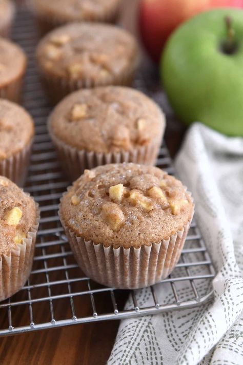 Apple Cinnamon Muffins Fall Muffins, Chocolate Greek Yogurt, Quick Baking, Apple Cinnamon Muffins, Cinnamon Muffins, Chocolate Chip Cake, Apple Muffins, Homemade Muffins, Kitchen Cafe