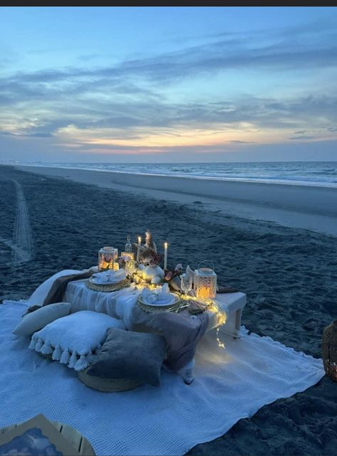 Romantic Beach Picnic, Hp Universe, Picnic Ideas, Romantic Beach, 19th Birthday, Picnic Time, Beach Picnic, Room Designs, Date Night