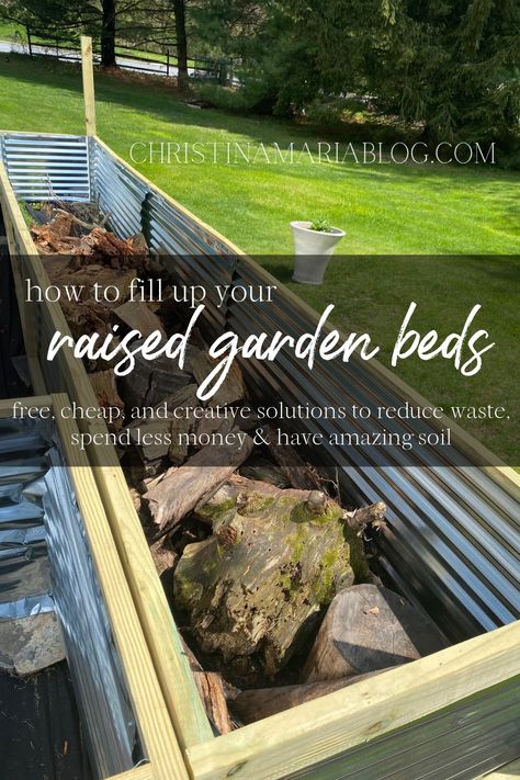 How to fill raised garden beds without spending a lot of money - Christina Maria Blog Inexpensive Raised Garden Beds, Wood Raised Garden Bed, Backyard Gardens, Diy Garden Bed, Garden Boxes Raised, Growing Gardens, Raised Garden Beds Diy, Small Backyard Gardens, Home Vegetable Garden